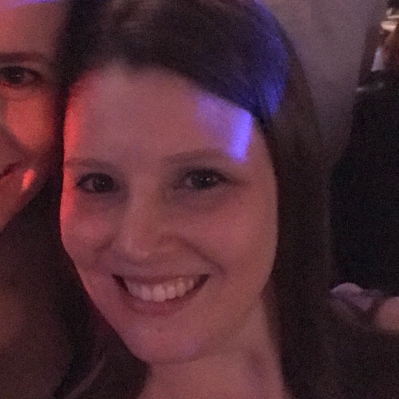 Profile Picture of Lauren Buckley (@lbuckley930) on Poshmark