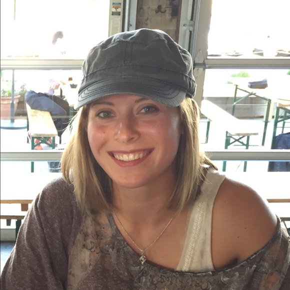 Profile Picture of Alyssa Rudinsky (@rudilicious) on Poshmark