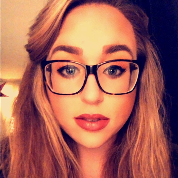 Profile Picture of Chandlier Diven (@chandlierbing06) on Poshmark