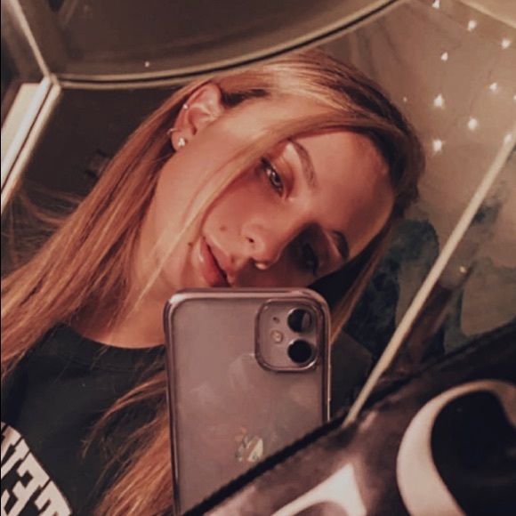 Profile Picture of Carly Amerman (@carlyamerman) on Poshmark