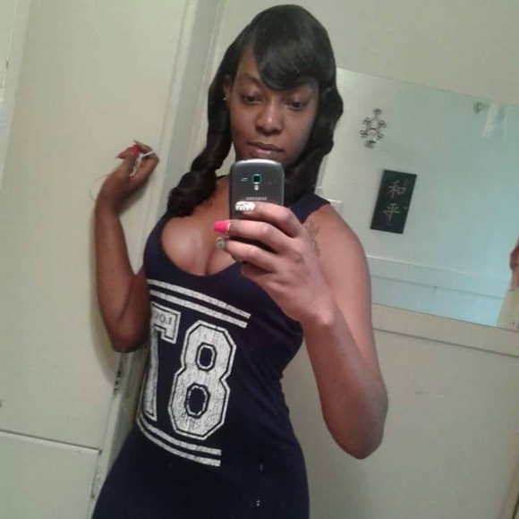 Profile Picture of Pauline Clay (@paulineclay) on Poshmark