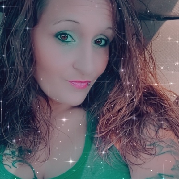 Profile Picture of Crystal Shands (@crystalshands) on Poshmark