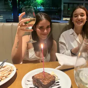 Profile Picture of Val (@simeconoceschau22222) on Tiktok
