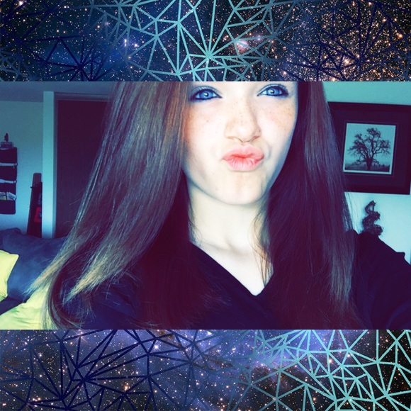 Profile Picture of Ariel Weaver (@ariel_w910) on Poshmark