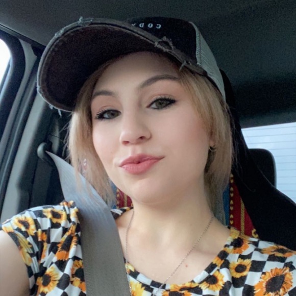 Profile Picture of Mariah Sparkman wallen (@marspar_2002) on Poshmark