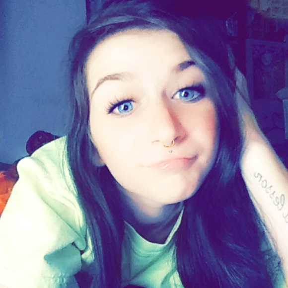 Profile Picture of Haley Reid (@haleyhaleyreid) on Poshmark