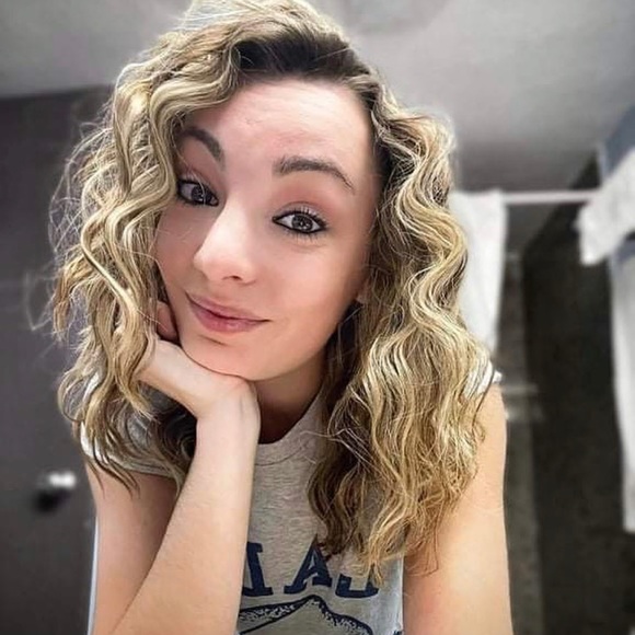 Profile Picture of Ashley Mettica (@ashley_mettica) on Poshmark