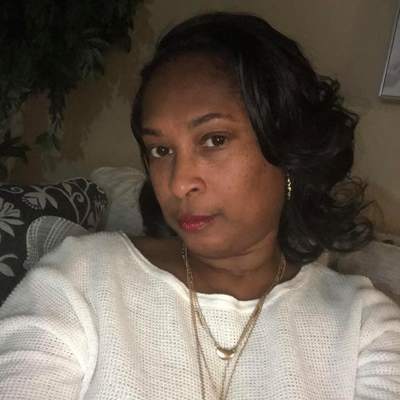 Profile Picture of Carolyn Bass-hooks (@carolynhooks52) on Poshmark