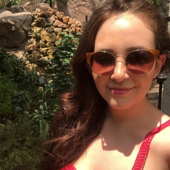 Profile Picture of Romy Oltuski (@romycom) on Poshmark