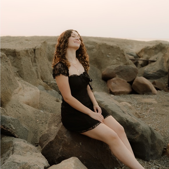 Profile Picture of Abby Bartosek (@abby_bartosek) on Poshmark