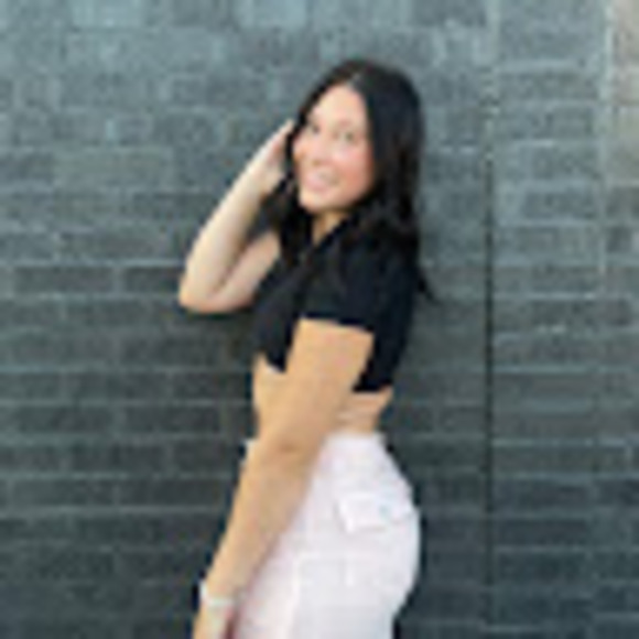 Profile Picture of Kortney Giltner (@kortgiltner) on Poshmark