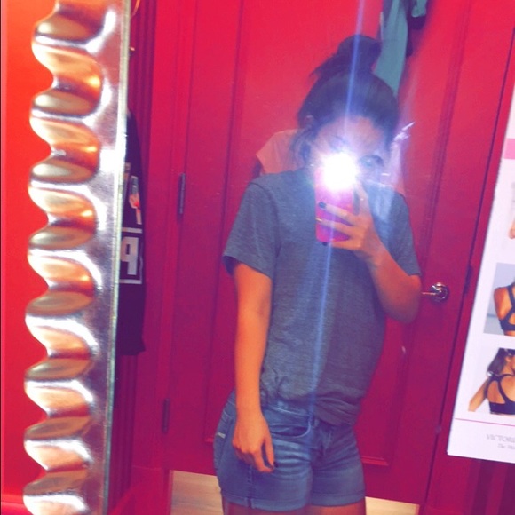 Profile Picture of Mya Lapesh (@myalapesh_) on Poshmark