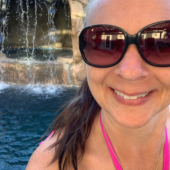 Profile Picture of Kari Andrews skinner (@kamskinner) on Poshmark