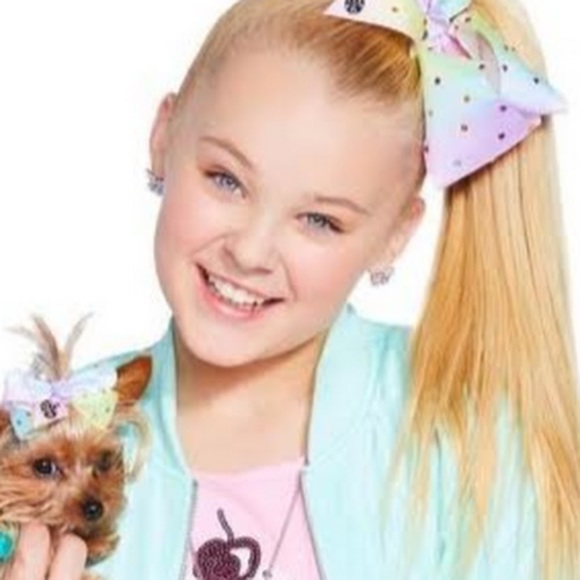 Profile Picture of Alexus Lomax (@650000793) on Poshmark