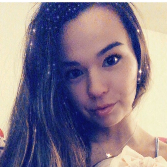 Profile Picture of Michelle Righter (@michellerighter) on Poshmark