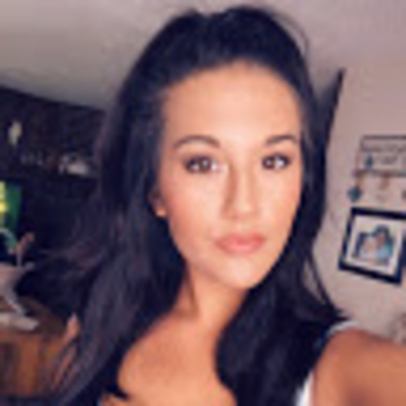 Profile Picture of Haley Coyle (@hayflowersss22) on Poshmark