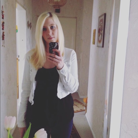 Profile Picture of Leleoni Brodhun (@leleonibrodhun) on Poshmark