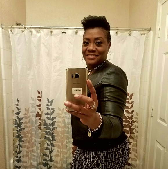 Profile Picture of Sonya Haynes (@sglenn68) on Poshmark