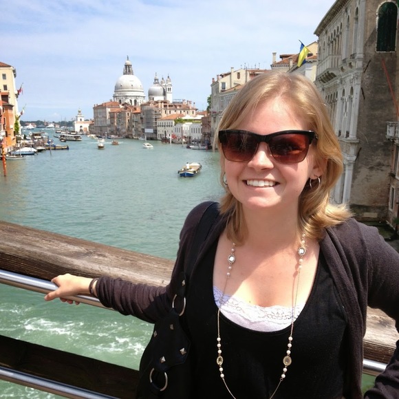 Profile Picture of Sarah Kanellis (@skanellis) on Poshmark