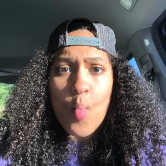 Profile Picture of Cesia Bernardino (@cesiabernardino) on Poshmark