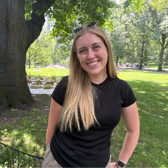 Taylor Janiec - Poshmark Profile Picture of Taylor Janiec (@tayjaniec) on Poshmark