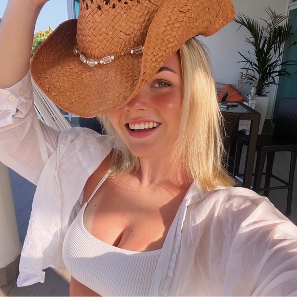 Profile Picture of Ava Sharp (@avasharpp) on Poshmark
