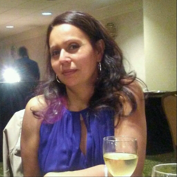 Profile Picture of Alma Sabillon (@petalos1) on Poshmark