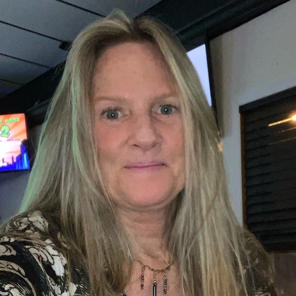 Profile Picture of Brenda Benckert (@chamberlin1006) on Poshmark