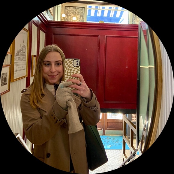 Profile Picture of Amanda Meredith (@ameredith65) on Poshmark