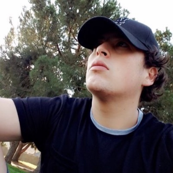 Profile Picture of Joshua Moskos (@jg_keys) on Poshmark