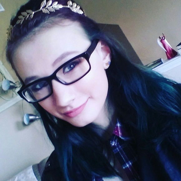 Profile Picture of Julia Kochanowski (@juliak20) on Poshmark