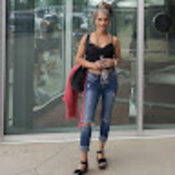 Profile Picture of Michelle Mantini (@bellamantini) on Poshmark