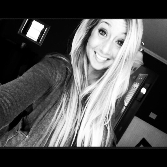 Profile Picture of Tayler Fling (@taylernf) on Poshmark
