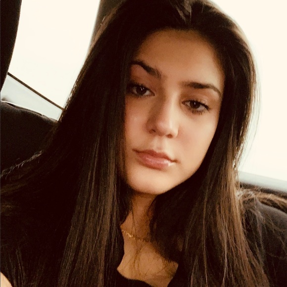 Profile Picture of Daniela Alzate (@danielaalzate10) on Poshmark