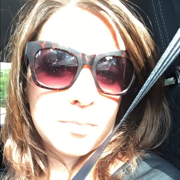 Profile Picture of Christine Angellella (@christiney821) on Poshmark