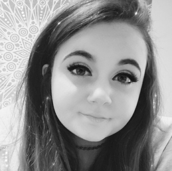 Profile Picture of Chelsea Sinay (@bloomlover239) on Poshmark