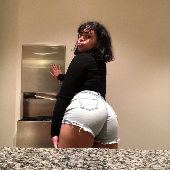 Profile Picture of Liliam Perera (@lilytitty) on Poshmark