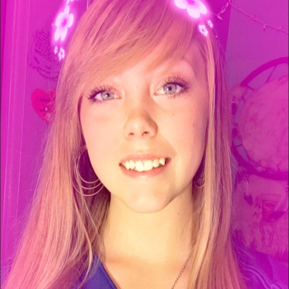 Profile Picture of Rayann Schafer (@lovelyrayann) on Poshmark