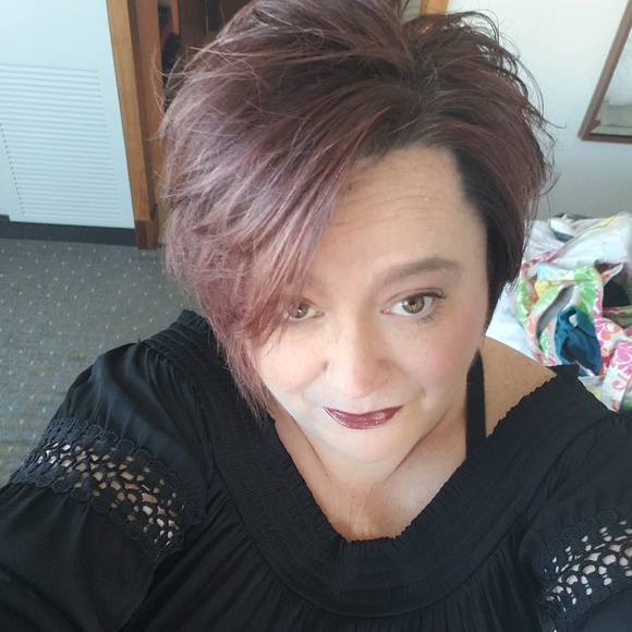 Profile Picture of Cindy Hobbs (@cindy_hobbs) on Poshmark