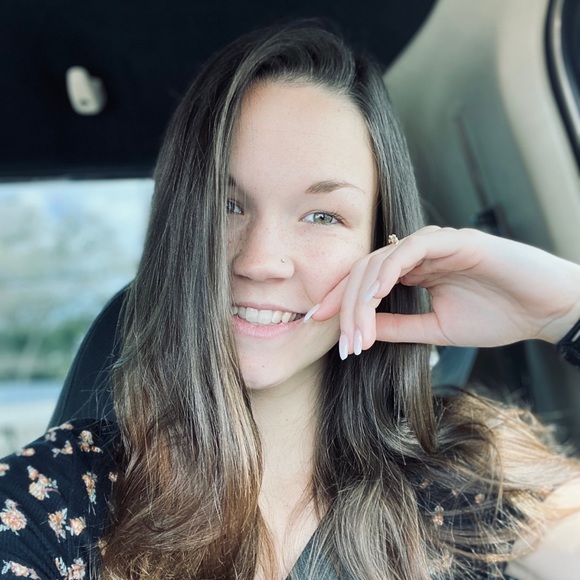 Profile Picture of Arianna Repicky (@arimari3) on Poshmark