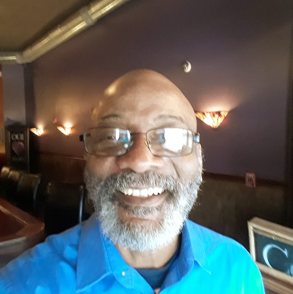 Profile Picture of Robin Holliman (@420robinh) on Poshmark