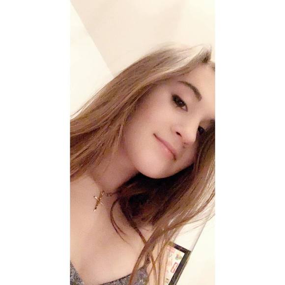 Profile Picture of Katelynn Kelly (@katelynnkellyyy) on Poshmark