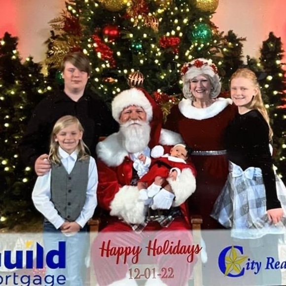 Profile Picture of Elizabeth Buchert (@tinkerpoo07) on Poshmark