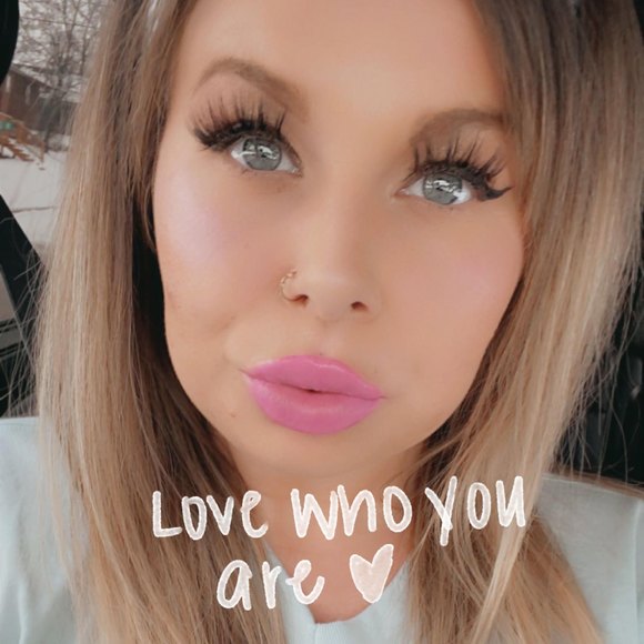 Profile Picture of Klarissa Schutjer (@klarissaxo) on Poshmark