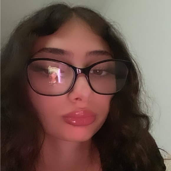 Profile Picture of Amelia Kassis (@ameliakassis) on Poshmark