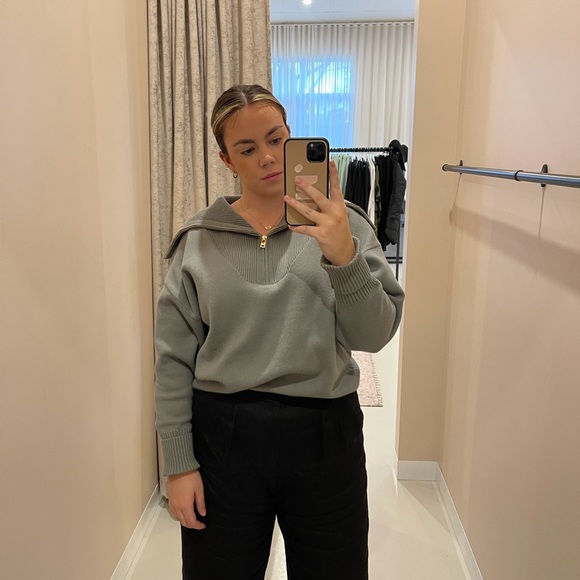 Profile Picture of Isabell Mckenzie (@isabellmckenzie) on Poshmark