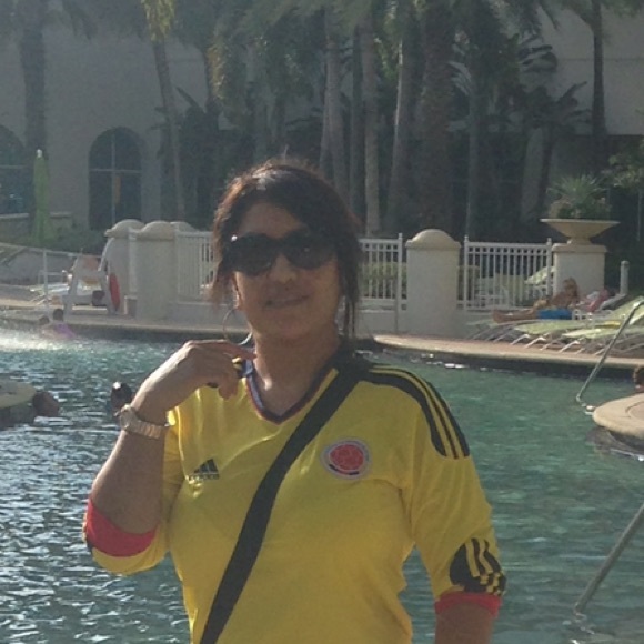 Profile Picture of Luz Santacruz (@luzcolombia) on Poshmark