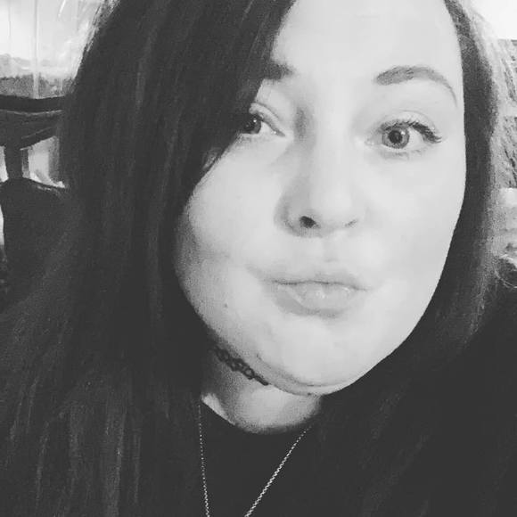 Profile Picture of Kaylin Aardal (@kaylinaardal) on Poshmark