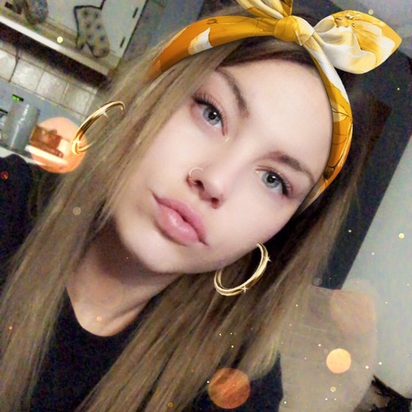 Profile Picture of Daniella Baumhour (@dbaumhour) on Poshmark