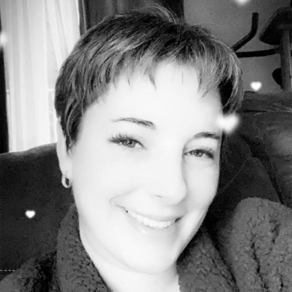 Profile Picture of Nikki Vollett (@lilynv85) on Poshmark